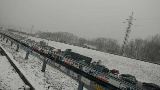 Na S86 w Katowicach zderzyły się mazda, ford, peugeot, na szczęście nic nikomu się nie stało.
