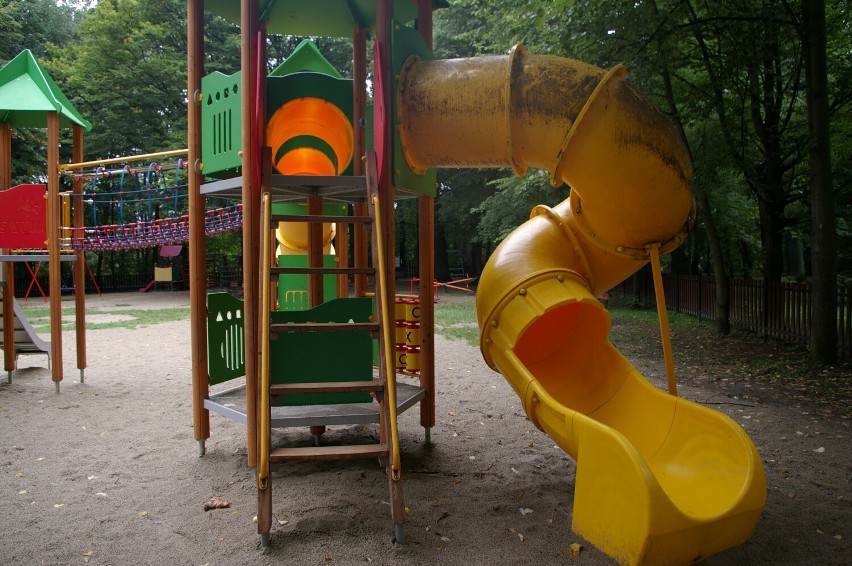 Plac zabaw w Parku Miejskim w takim stanie nie dla dzieci. Już jutro ma być lepiej