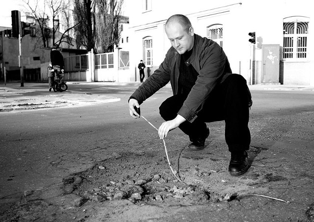 Dziura, którą wybraliśmy, żeby sprawdzić jak szybko działają drogowcy, ma 107 cm szerokości i 103 cm długości.