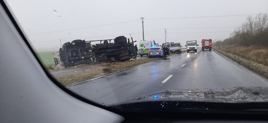 Wypadki w regionie stargardzkim. Czołowe zderzenia aut, przewrócona solarka MPGK