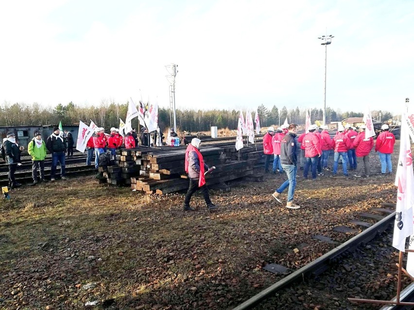 Blokada torów w Sławkowie, 18 luty 2020.


Zobacz kolejne...