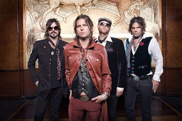 Rival Sons zagra w warszawskiej Hydrozagadce 7 października

Już w najbliższą niedzielę, 7 października w stołecznym klubie Hydrozagadka ponowie zagra wschodząca gwiazda rocka - Rival Sons. Po świetnym, zeszłorocznym występie w Warszawie nikogo nie trzeba specjalnie zachęcać do kupowania biletów. Amerykański band wystąpi przy okazji promocji nowego krążka &#8222;Head Down&#8221;.

Imprezy dziś, jutro i w weekend. Sprawdź, co się dzieje w stolicy!

7 października 2012, godz. 20:00
Hydrozagadka ul. 11 listopada
Ceny biletów: 65 zł, 75 zł.