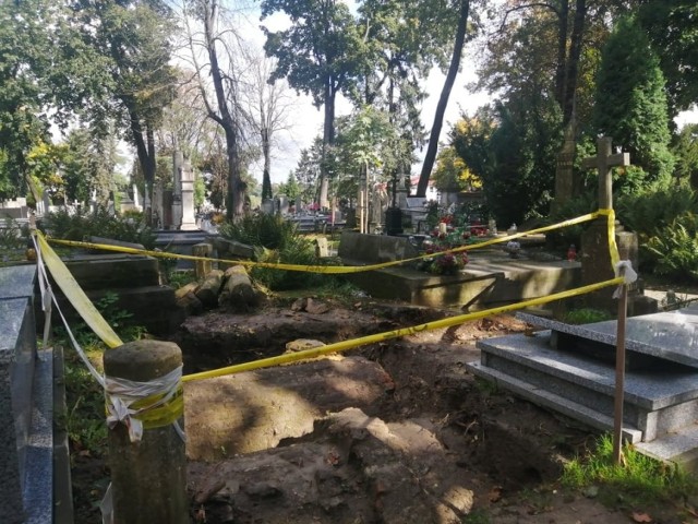 Dzięki staraniom Społecznego Komitetu Odnowy Cmentarza Katedralnego w Sandomierzu i dotacji przekazanej przez władze Sandomierza sześć zabytkowych nagrobków na Cmentarzu Katedralnym zostanie odrestaurowanych.