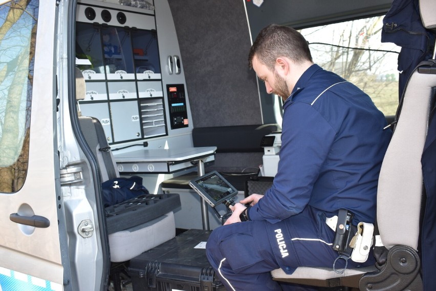 Nie zatrzymali się przed STOP-em. Namierzył ich policyjny dron!