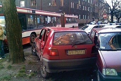 Pijany kierowca golfa doprowadził do karambolu z autobusem i dwoma innymi samochodami [Zdjęcia]