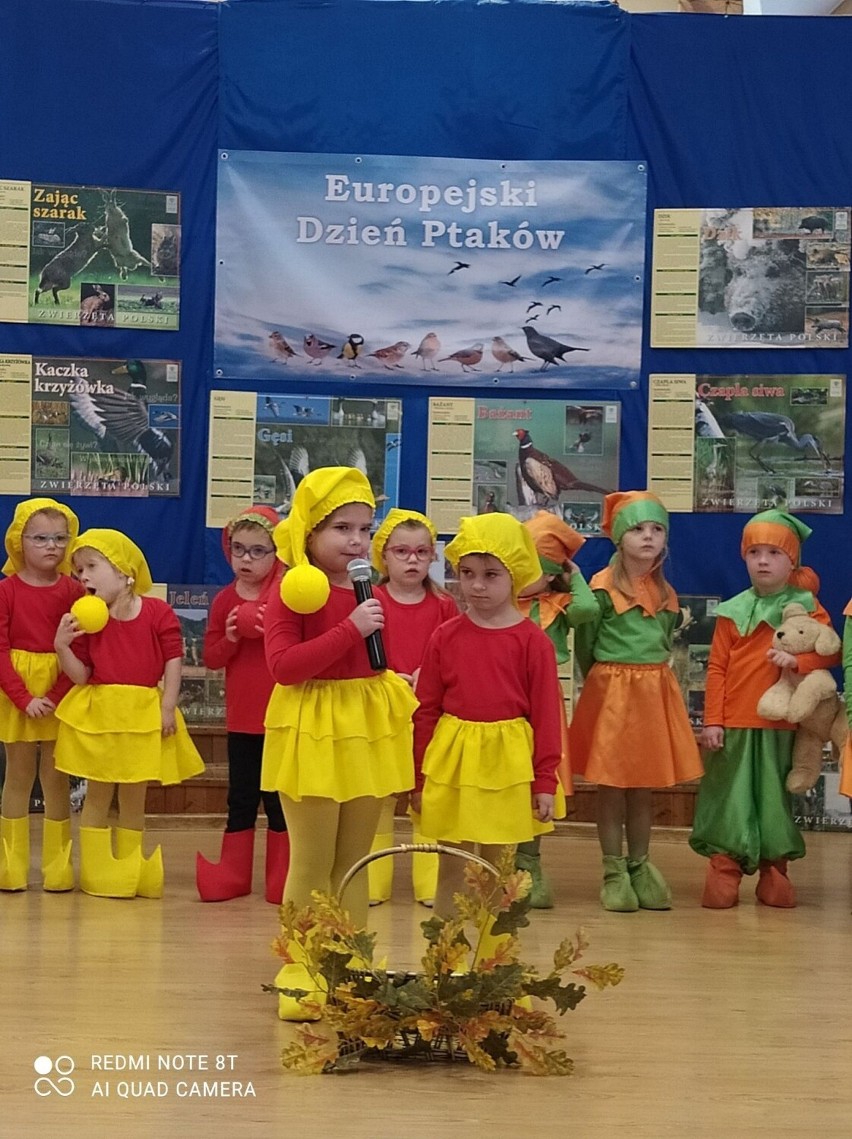Dzieci z przedszkola Parkowe Skrzaty w Kazimierzy Wielkiej bliżej natury. Europejski Dzień Ptaków i Światowy Dzień Zwierząt. Zobacz zdjęcia