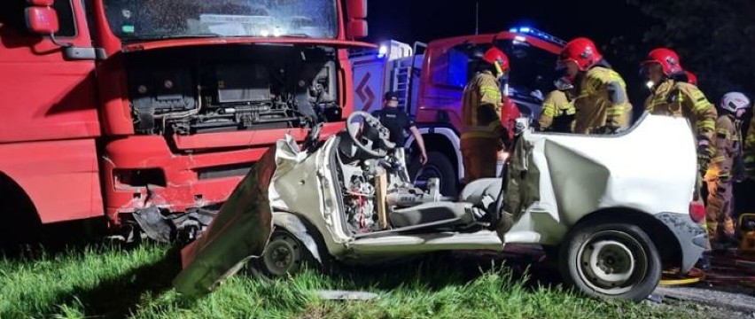 Czołowe zderzenie samochodu osobowego i ciężarówki w miejscowości Paproć. Kierowca fiata trafił do szpitala