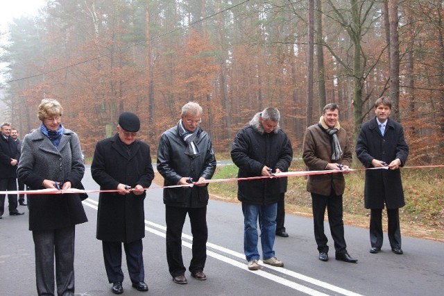 Wstęgę przecinają: od prawej - starosta W. Maszewski, burmistrz M. Kupś, kier. robót N. Janowski, przewodniczący Rady Powiatu T. Mańczak, wiceprezes Forum Gospodarczego L. Wojcieszyński oraz sołtys L. Karbowa.