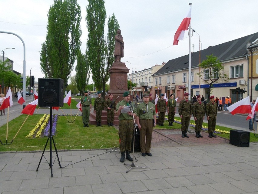 Dzień Flagi w Tomaszowie Mazowieckim. Wspólne zdjęcie tomaszowian pod pomnikiem Tadeusza Kościuszki