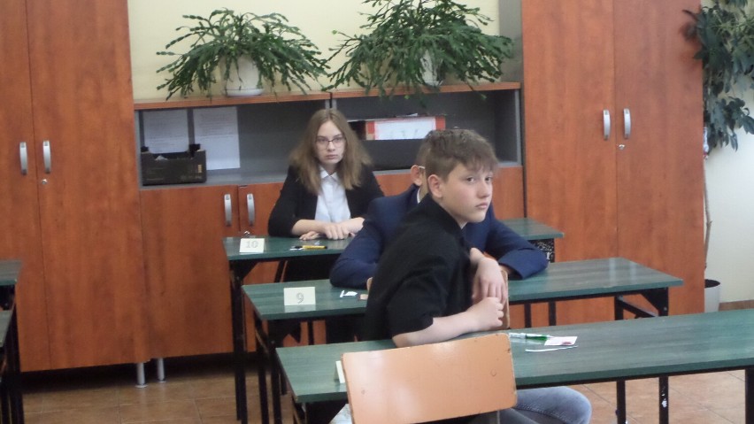 Egzamin 8-klasistów w Szkole Podstawowej nr 5 im. H. Sienkiewicza w Myszkowie, matematyka Zobacz ZDJĘCIA