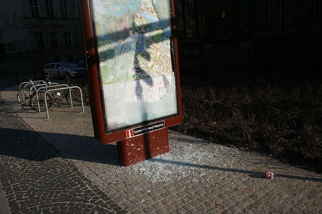 Nie wiadomo jeszcze ile będzie kosztowała naprawa zniszczonej tablicy. ZDiUM musi najpierw podpisać umowę z firmą (prace nad tym już trwają), która będzie zajmowała się konserwacją i ewentualnymi naprawami wszystkich 120 tablic. 

Cały projekt Systemu Informacji Miejskiej kosztował 3 miliony zł.