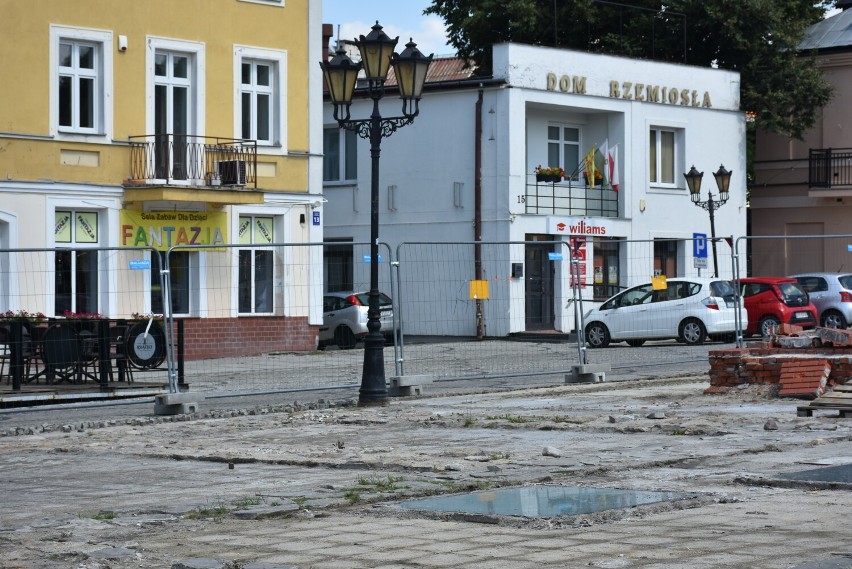 Rewitalizacja placu Łuczkowskiego w Chełmie. Trwają prace rozbiórkowe.  Zobacz zdjęcia