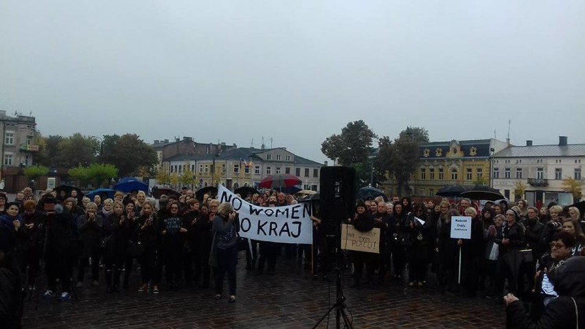 Czarny protest w Tomaszowie Maz.: Na pl.Kościuszki przeciwko kontrowersyjnej ustawie [ZDJĘCIA]