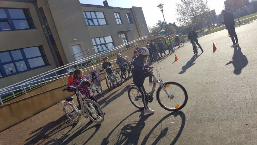 Uczniowie ze Szkoły Podstawowej w Sierakowie zdawali egzaminy na kartę rowerową [ZDJĘCIA]