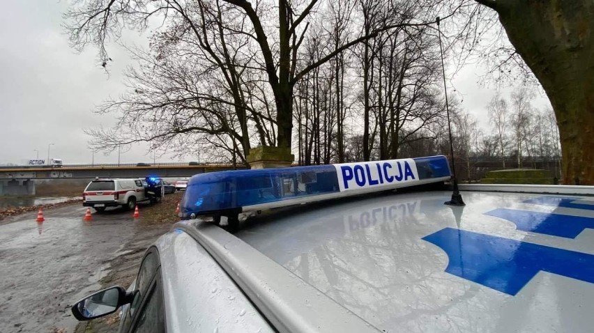 Na miejscu pracuje policja i straż pożarna.