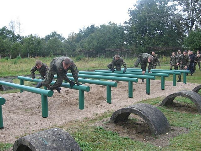 Zgorzelecka młodzież z Zespołu Szkół Zawodowych i Licealnych w jednostce w Bolesławcu