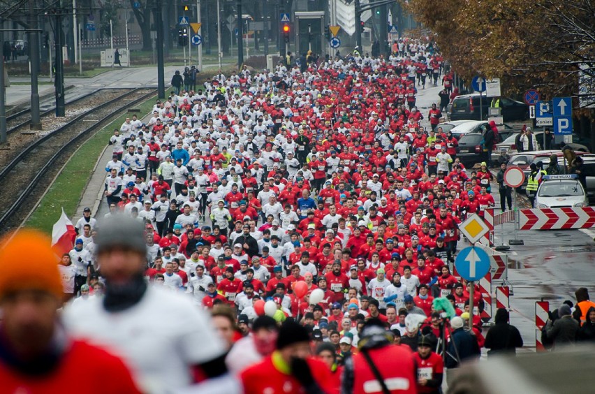 Bieg Niepodległości 2016. Biegacze utworzyli piękną...