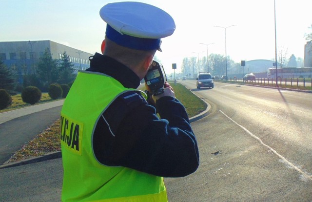 Policjanci drogówki zatrzymali 31-letniego mieszkańca Oświęcimia, który prowadził samochód pomimo zakazu kierowania. Wpadł ponownie, gdy przekroczył prędkość