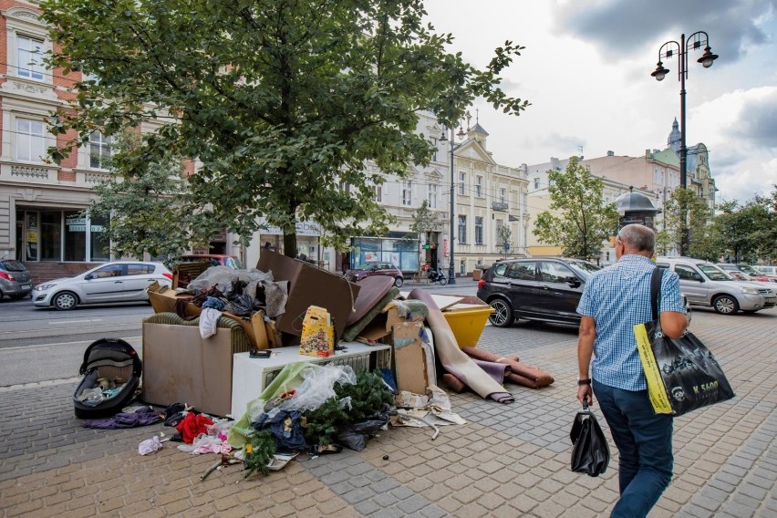 Wtorek, 21 sierpnia - śmieci na ulicy Gdańskiej w Bydgoszczy