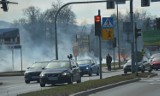 Nowy Sącz. Pożar traw w okolicach ronda Solidarności ograniczał widoczność kierowcom [ZDJĘCIA]