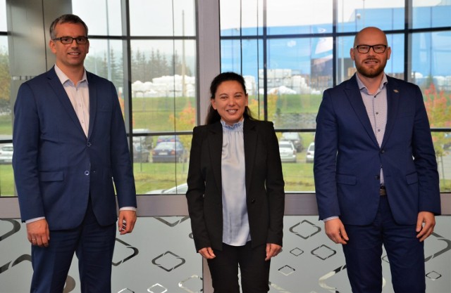 Na zdjęciu od lewej: Krzysztof Drynda -wiceprezes WSSE, Nathalie Bortels - dyrektor zakładu Umicore w Nysie, Artur Siennicki - prezes WSSE.