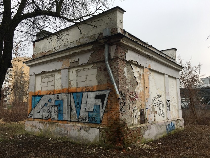 Szkoła w Warszawie z wyjątkowym wejściem. Do środka dostaniemy się przez zabytkową pompownię