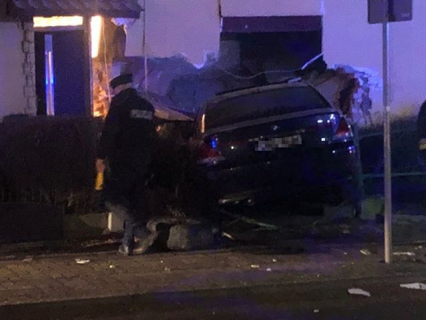 Kierowca samochodu marki BMW wjechał w budynek. Był pijany [zdjęcia]