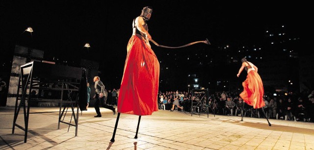 Spektakl "Carmen Funebre" Teatr Biuro Podróży odegra w Łodzi na Starym Rynku