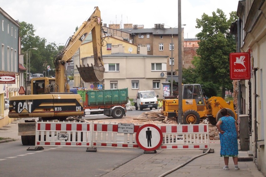 Zawalona kamienica przy Grzybowie - trwa rozbiórka