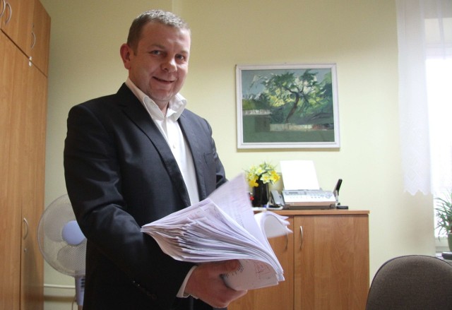 Wojciech Dudzić, dyrektor Wydziału Budżetu w Urzędzie Miasta Kielce prezentuje wnioski, które wpłynęły do ratusza