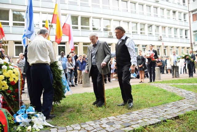 Rozpoczęły się obchody 75. rocznicy powstania w białostockim getcie. Na początek uczestnicy złożyli kwiaty przy pomniku Wielkiej Synagogi. Na uroczystości przyjechał Sam Solasz, białostoczanin, który trafił do getta jako 13-letni chłopak. Jutro wraz z Judy Katz będzie opowiadał o swojej książce Angel of the Ghetto: One Man’s Triumph Over Heartbreaking Tragedy.