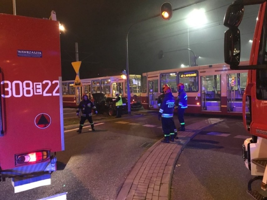 Wypadek tramwaju na Pabianickiej przy IKEA! Zderzenie tramwaju MPK Łódź z seatem [ZDJĘCIA]