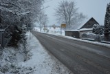 Pierwszy poważny atak zimy w sezonie - jak to jest z tym odśnieżaniem dróg?