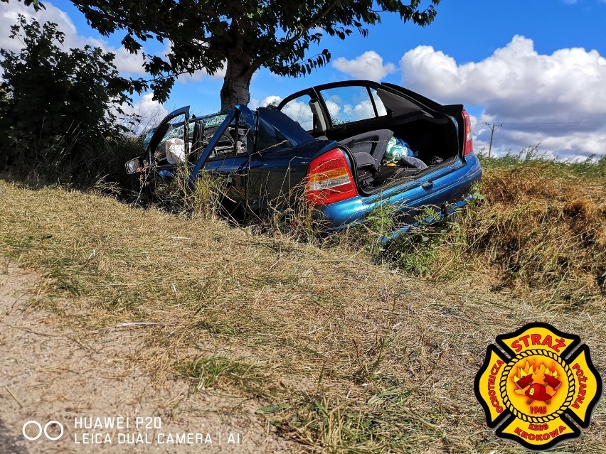 Wypadek w Sobieńczycach (1.07.2018). Starsza kobieta na prostej drodze zjechała i wbiła się w drzewo