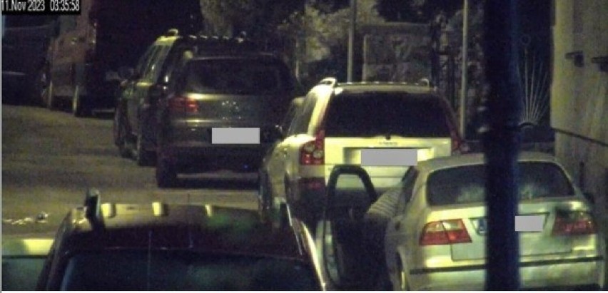 Nocna akcja pod okiem miejskiej kamery w Nysie. Pchali cudze auto po ulicy i uszkadzali inne samochody