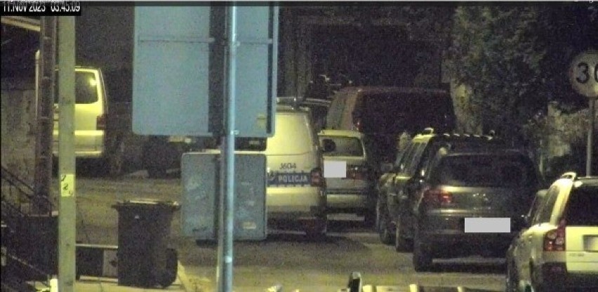 Nocna akcja pod okiem miejskiej kamery w Nysie. Pchali cudze auto po ulicy i uszkadzali inne samochody