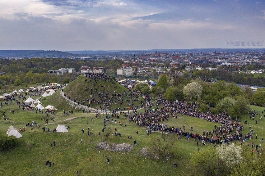 Kraków. Święto Rękawki, czyli wielka impreza na kopcu Krakusa. Widok z drona [ZDJĘCIA]