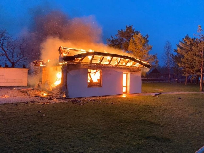 Groźny pożar garażu w Kowalewiczkach [ZDJĘCIA]