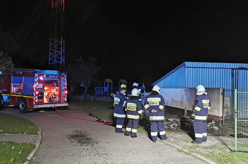 Dwie jednostki straży pożarnej brały udział w gaszeniu pożaru na terenie Szkoły Podstawowej w Białobłotach