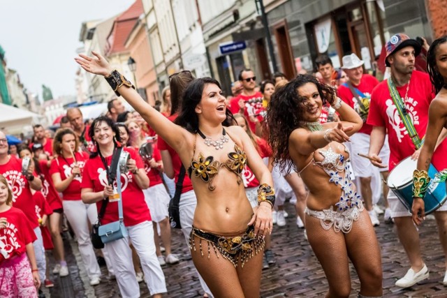 Ulicami miasta ponownie (jak w zeszłym roku) przeszła perkusyjna parada, która wyruszyła wczoraj o godz. 18.00 z Wełnianego Rynku i powędrowała ulicami: Długą, Podwale, Grodzką, Mostową, placem Teatralnym, Focha na Wyspę Młyńską. Do parady  można było przygotować się tanecznie na Wełnianym Rynku. Paradę poprowadzili: Bloco Pomerania & Friends, Samba Brasil Show, Ilustra Samba oraz Zespół Pieśni i Tańca Płomienie. Finał odbył się na Wyspie Młyńskiej, a najpierw animował go "człowiek orkiestra" Ryszard Bazarnik, a po nim odbył się koncert Ilustra Samba.  To wszystko w ramach Drums Fusion 2018, imprezy, która gościć w Bydgoszczy będzie do dziś.

Bydgoski perkusista Piotr Biskupski na konferencji zapowiadającej festiwal perkusyjny Drums Fusion 2018:
