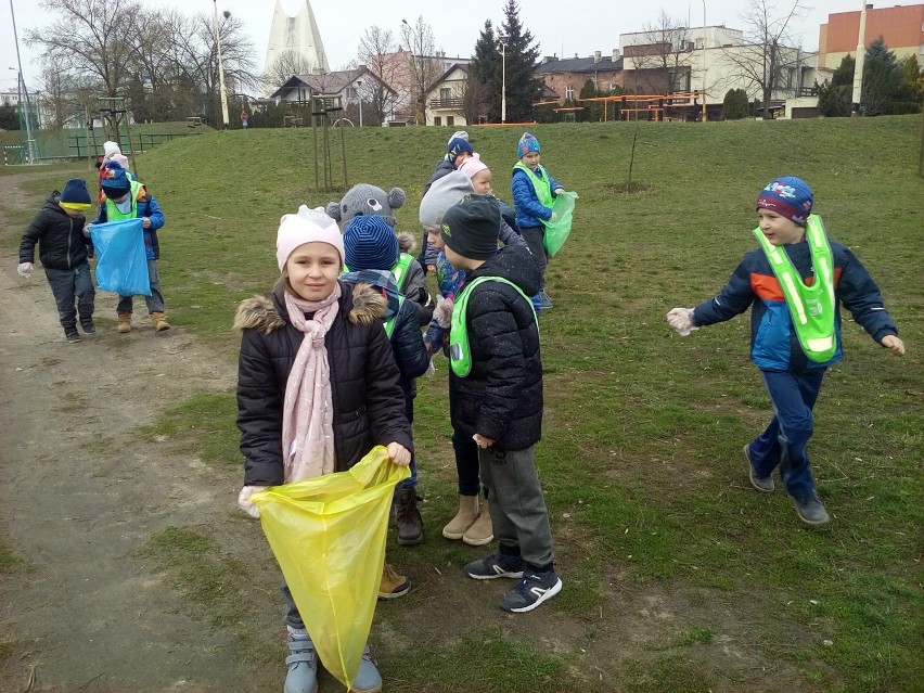 W Kaliszu mali ekolodzy w pierwszym dniu wiosny sprzątali...