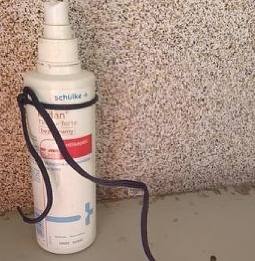 Lokatorzy zamontowali butelkę z płynem dezynfekującym [zdjęcia]