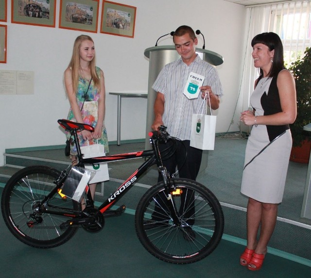 Tablet dla Angeliki Frej i rower dla Rafała Kusarka &#8211; takie nagrody wręczyła prezydent Chełma, Agata Fisz dwójce młodych ludzi.