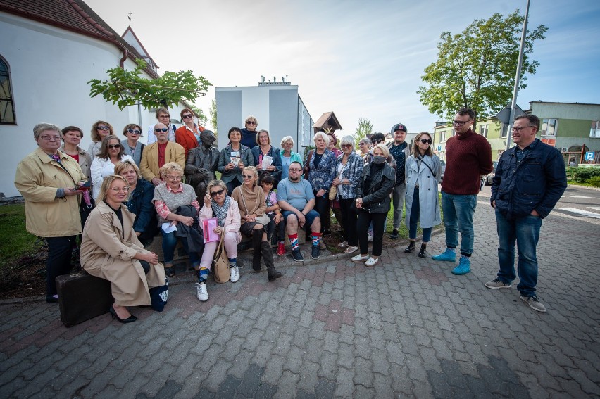 Darłowo: Happening uliczny i kolorowe skarpetki dla Leopolda Tyrmanda [ZDJĘCIA]