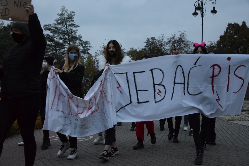 Drugi dzień strajku kobiet przeciwko wyrokowi TK w Sępólnie...