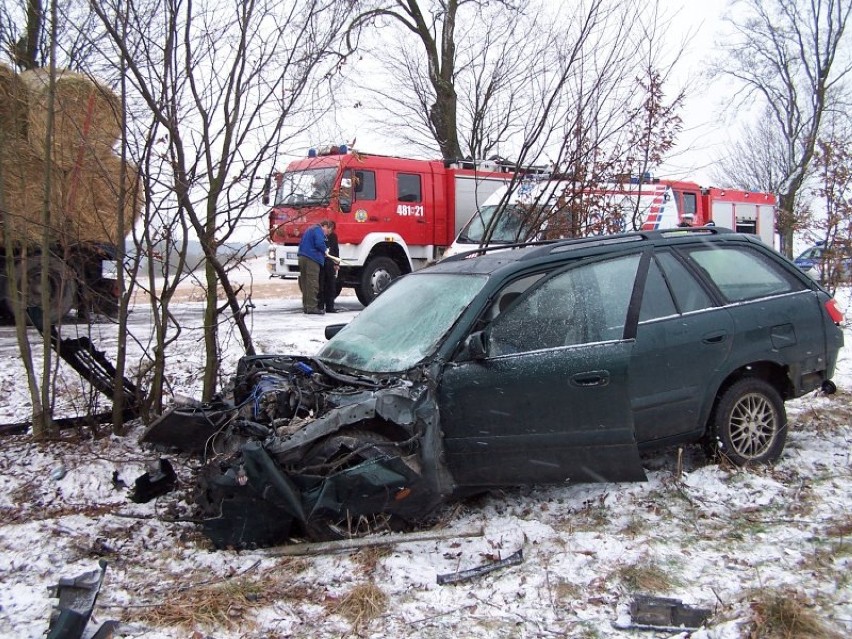 Wypadek w Kierwinach. Auto zderzyło się z ciężarówką