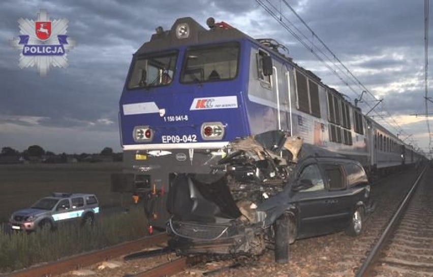 25-latek przeżył zderzenie z pociągiem, który pchał przed sobą jego auto przez 800 metrów!