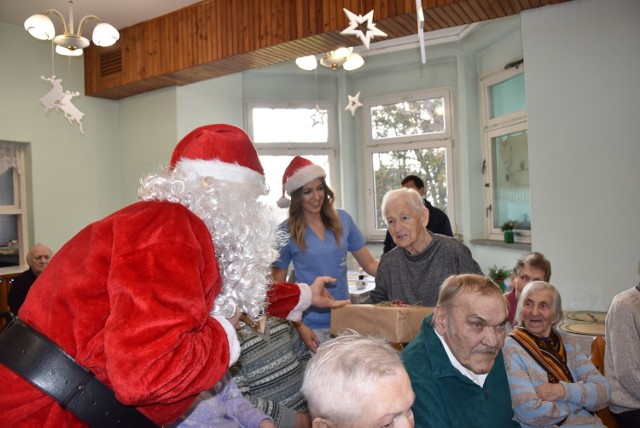 Wszyscy pensjonariusze Domu Pomocy Społecznej w Kluczborku otrzymali paczki od świętego Mikołaja.