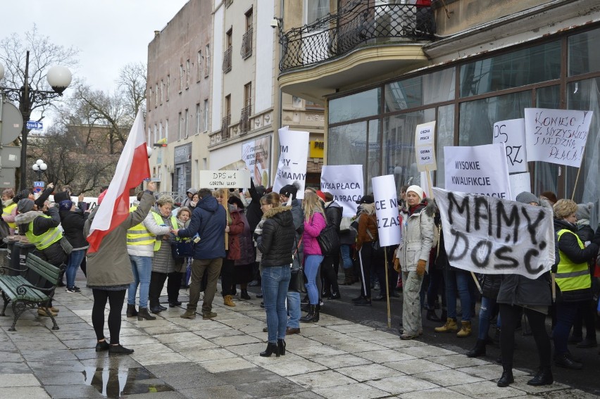 Około setka osób  protestowała dziś od 11.00 w centrum...