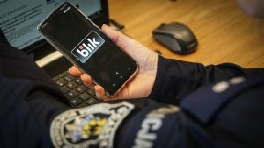 Policjanci ostrzegają przed oszustami internetowymi